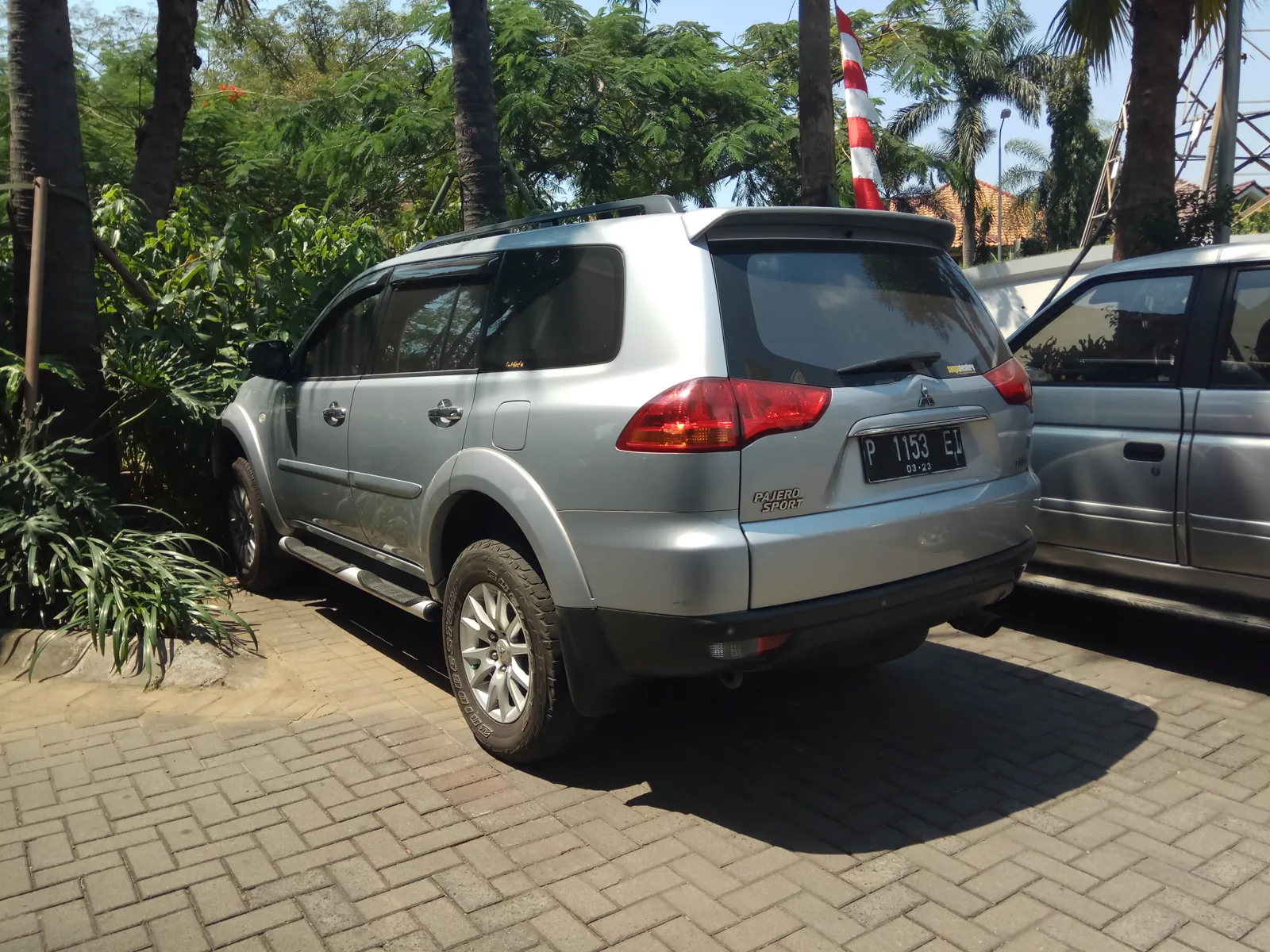 Mitsubishi Pajero Sport второго поколения, вид сзади