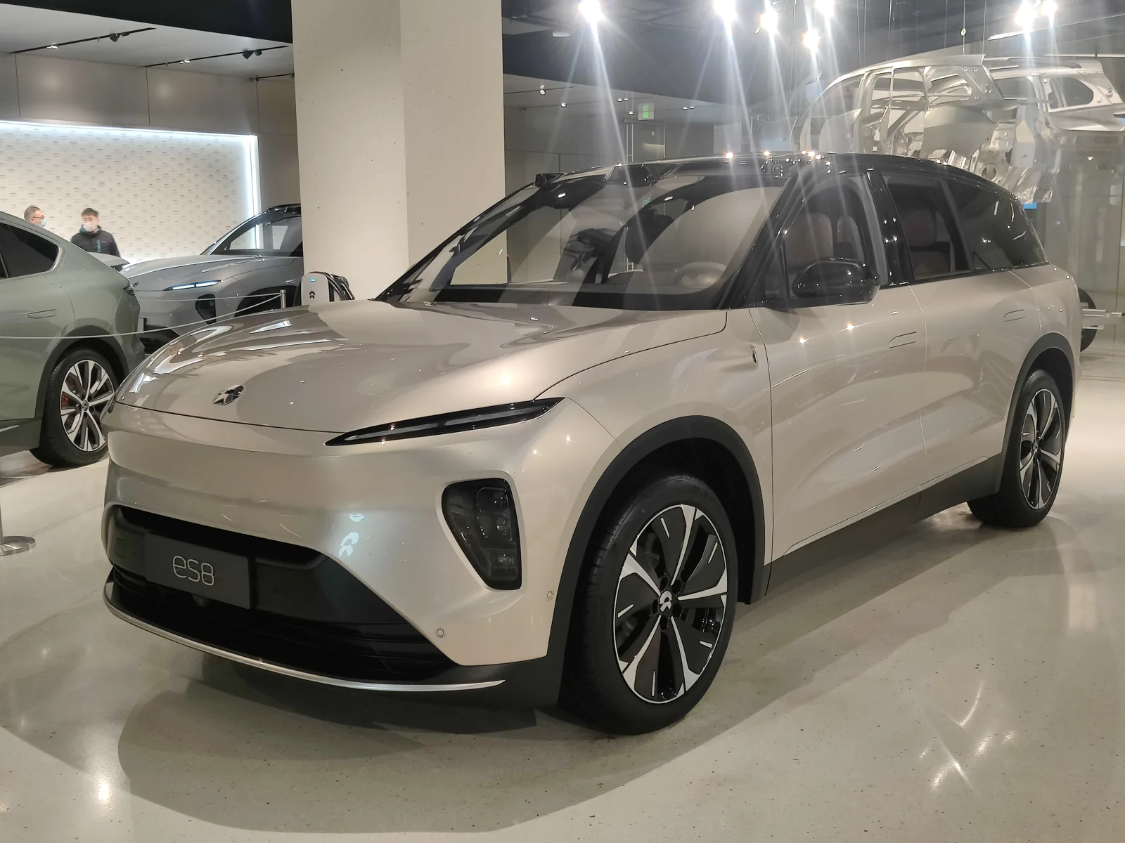 NIO ES8 второго поколения в выставочном зале