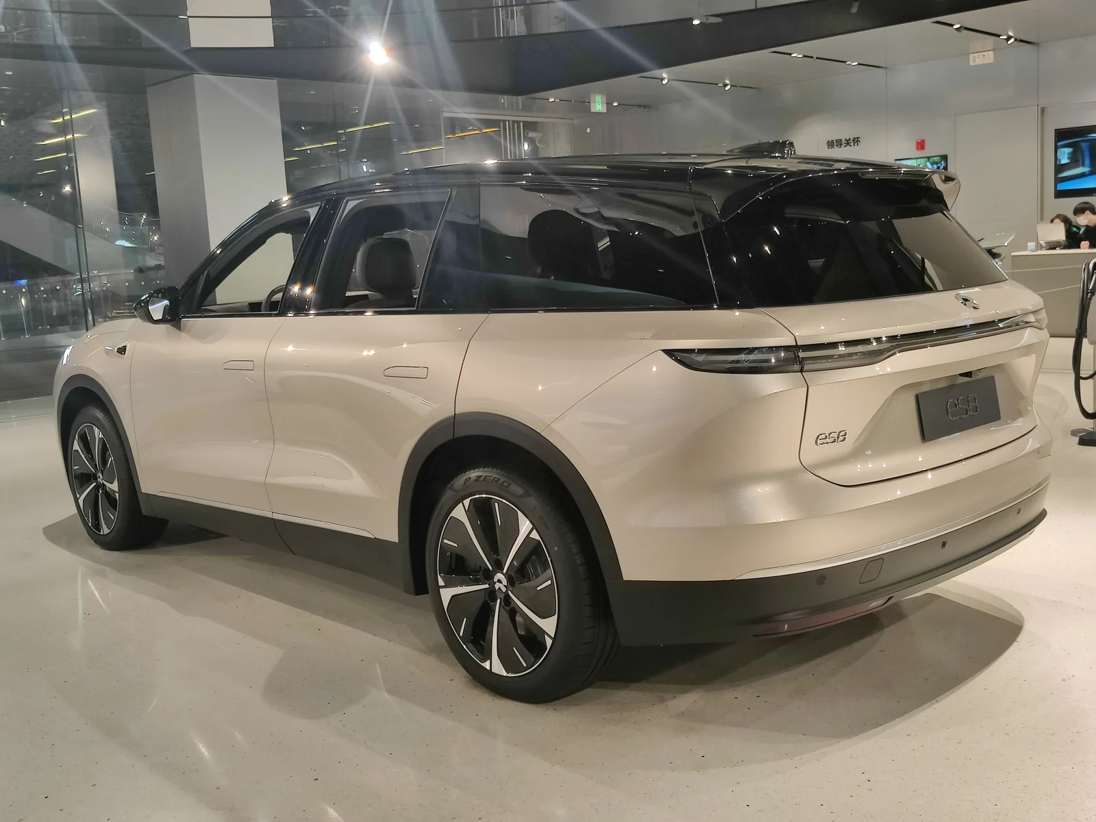 NIO ES8 второго поколения, вид сзади