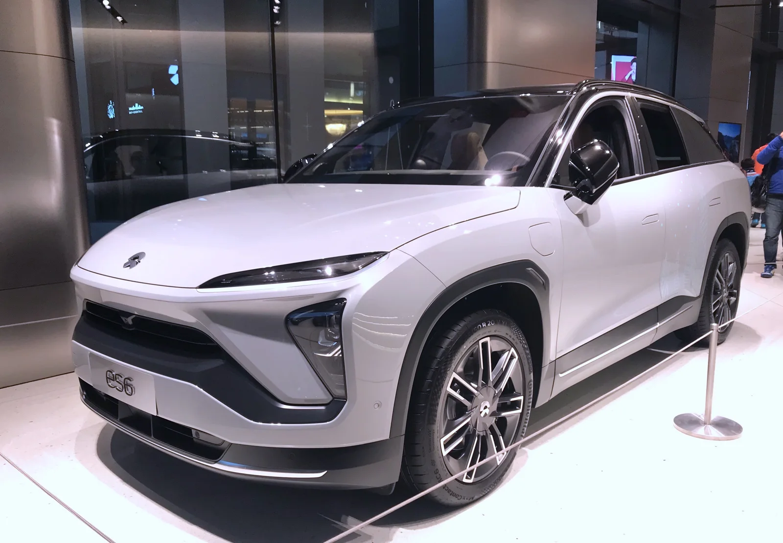 NIO ES6 первого поколения на показе в декабре 2018 года. Иллюстрация кузова ранней гаммы; батарея и комплектация по снимку не определяются.