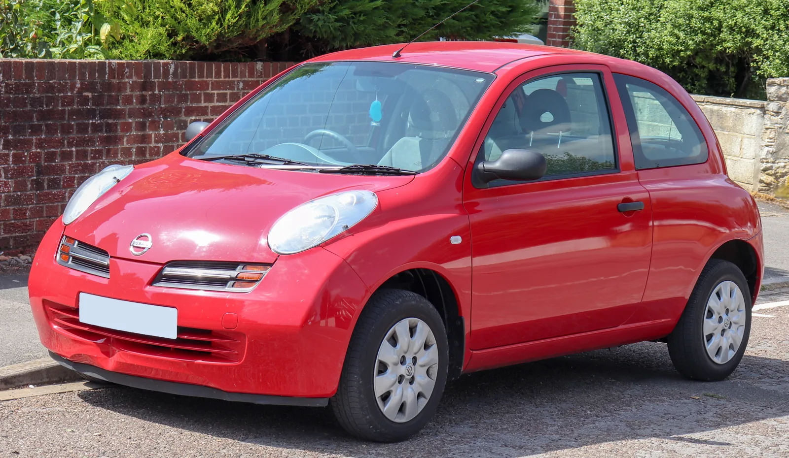 Трёхдверный Nissan Micra K12 2003 года