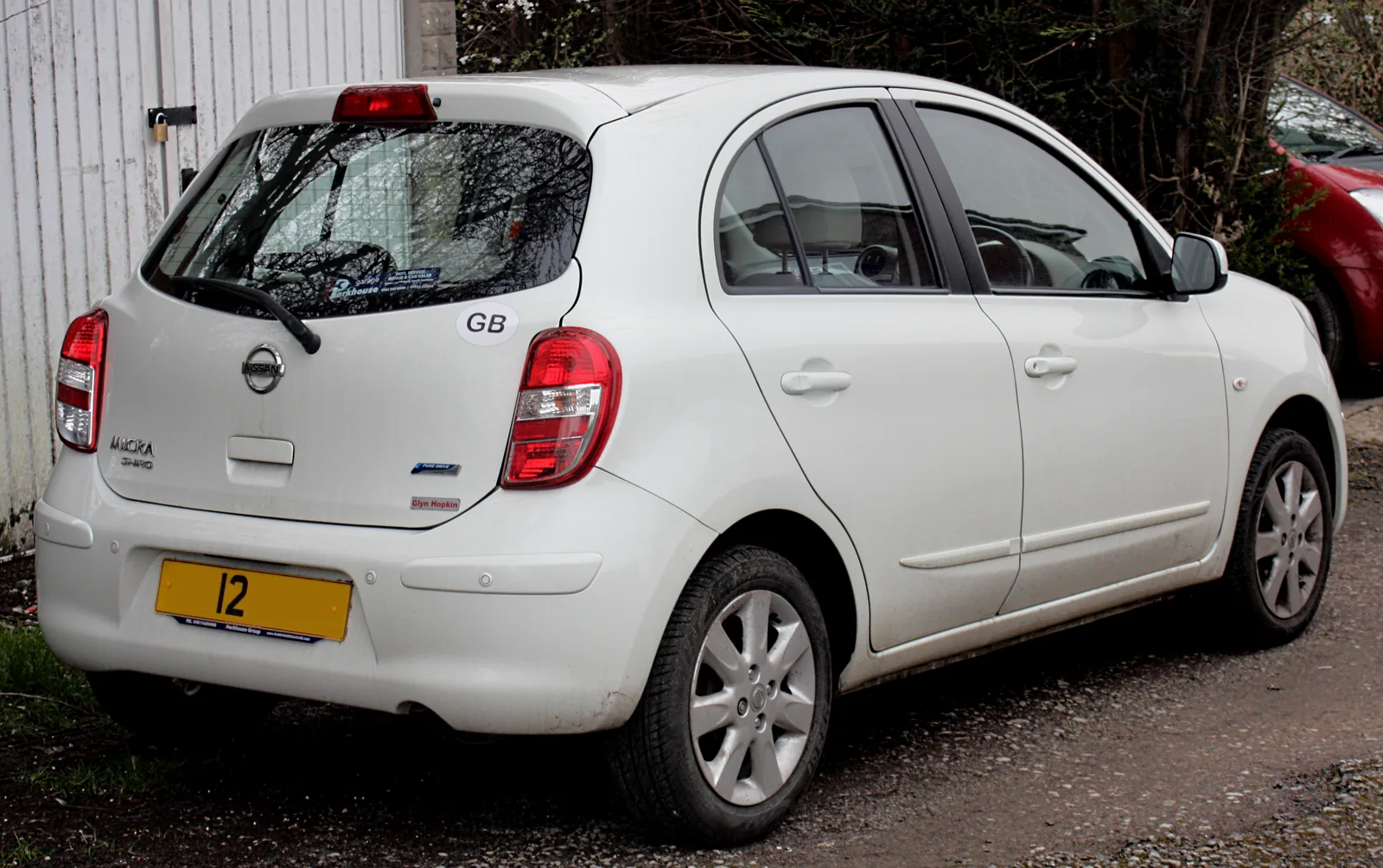 Пятидверный Nissan Micra K13 Shiro, вид сзади
