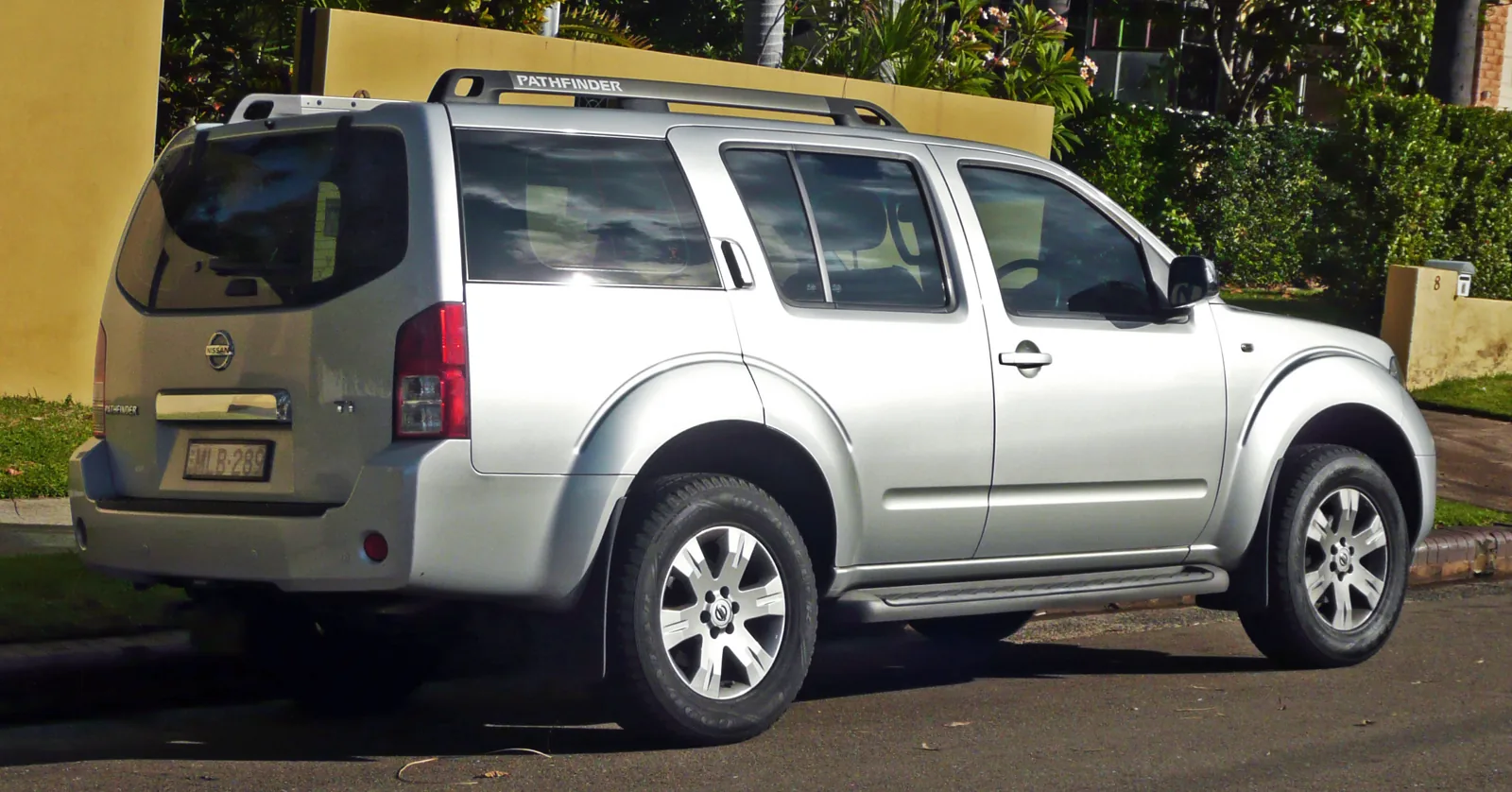 Nissan Pathfinder R51 Ti, вид сзади