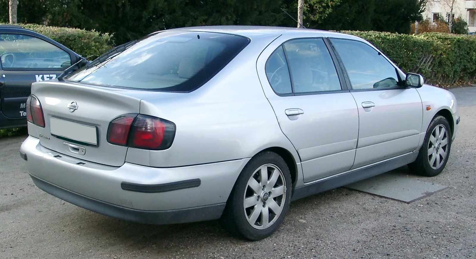 Пятидверная Nissan Primera P11-144, вид сзади