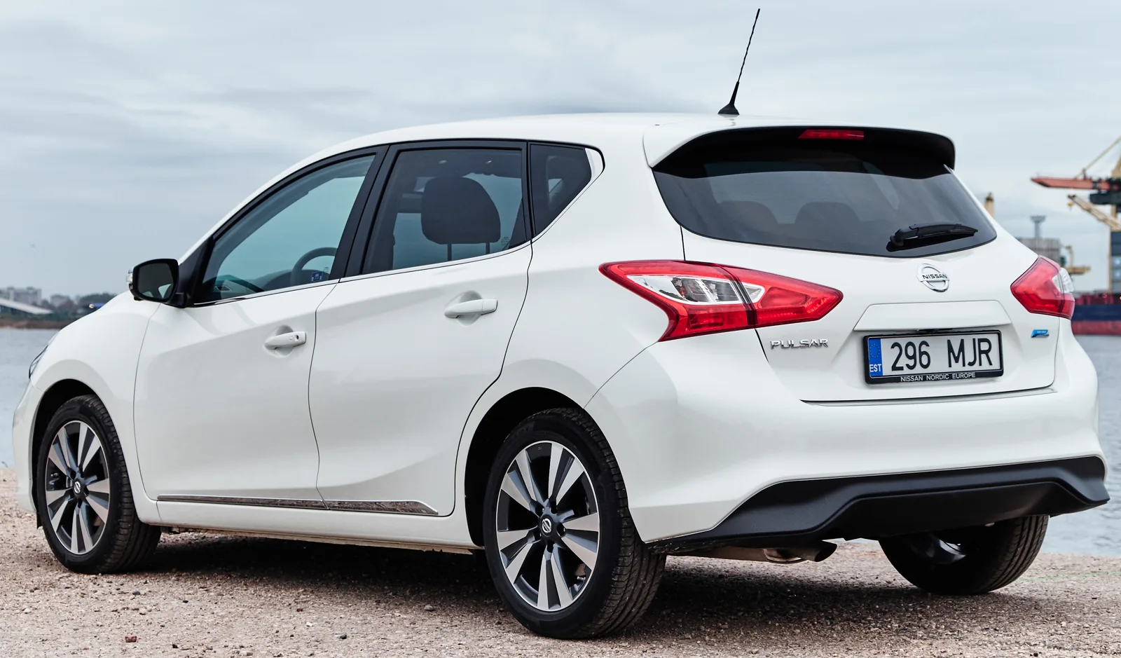Nissan Pulsar C13, вид сзади