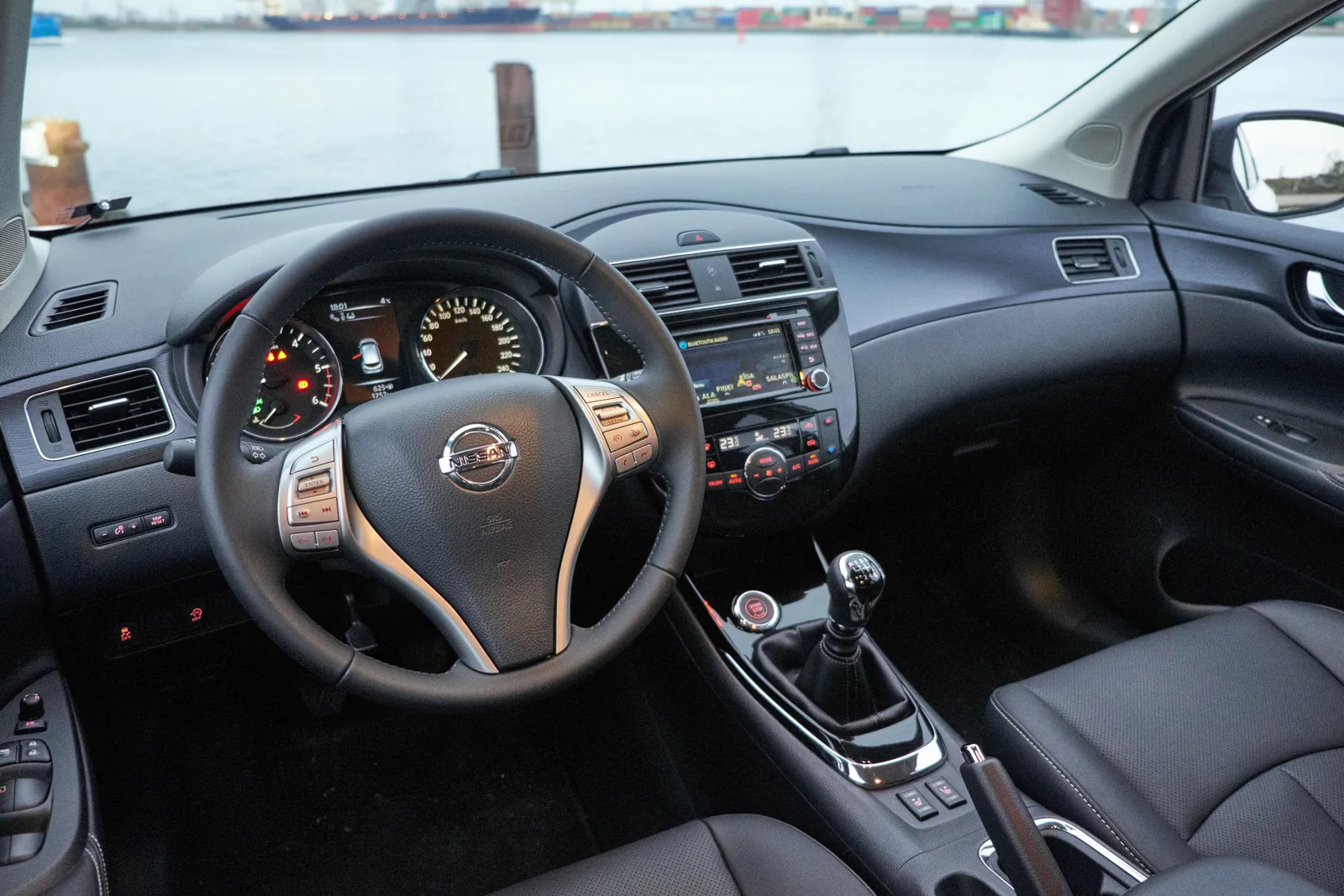 Салон Nissan Pulsar C13 с механической коробкой