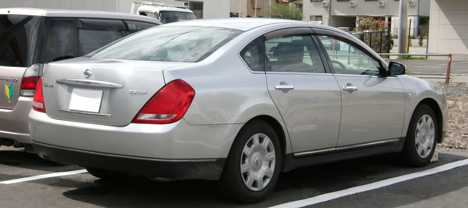 Ранняя Nissan Teana J31 230JK, вид сзади