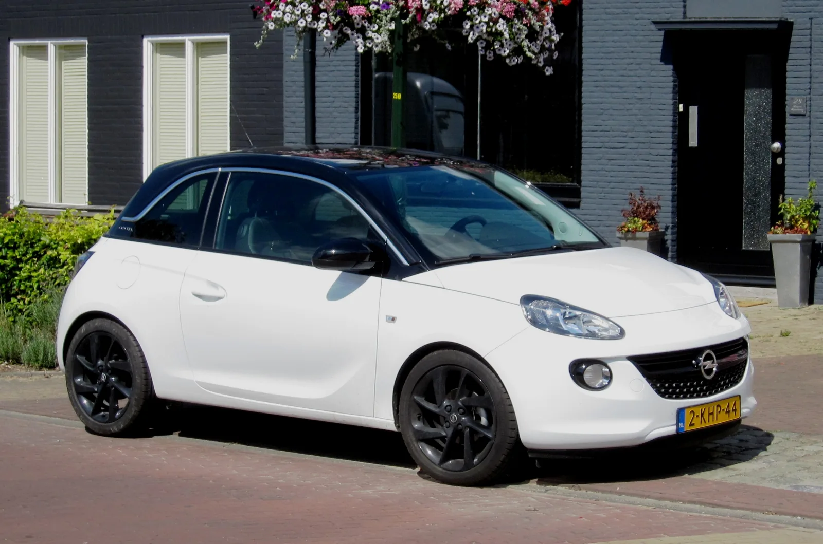 Трёхдверный Opel Adam 2013 года