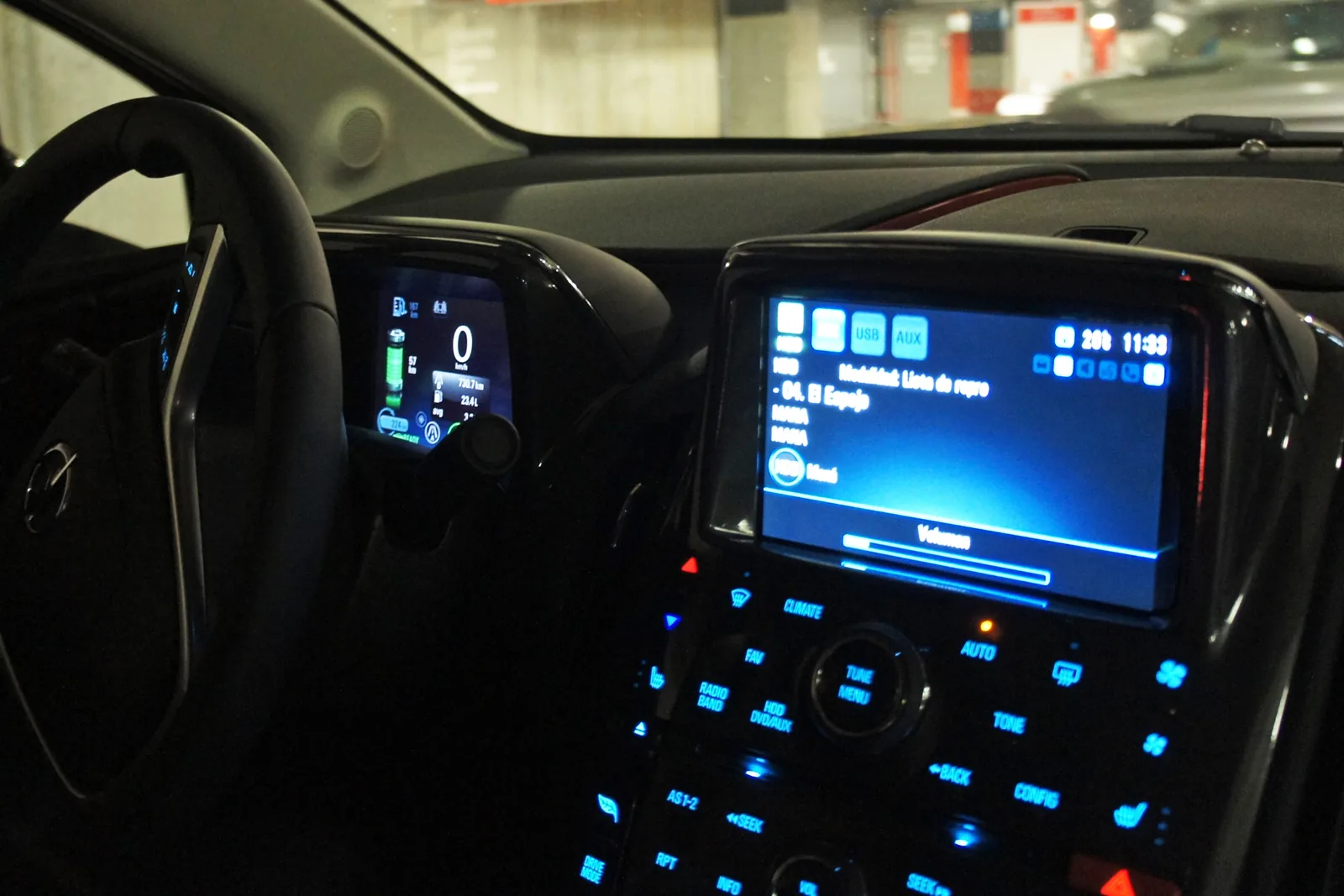 Приборная панель и центральный экран Opel Ampera