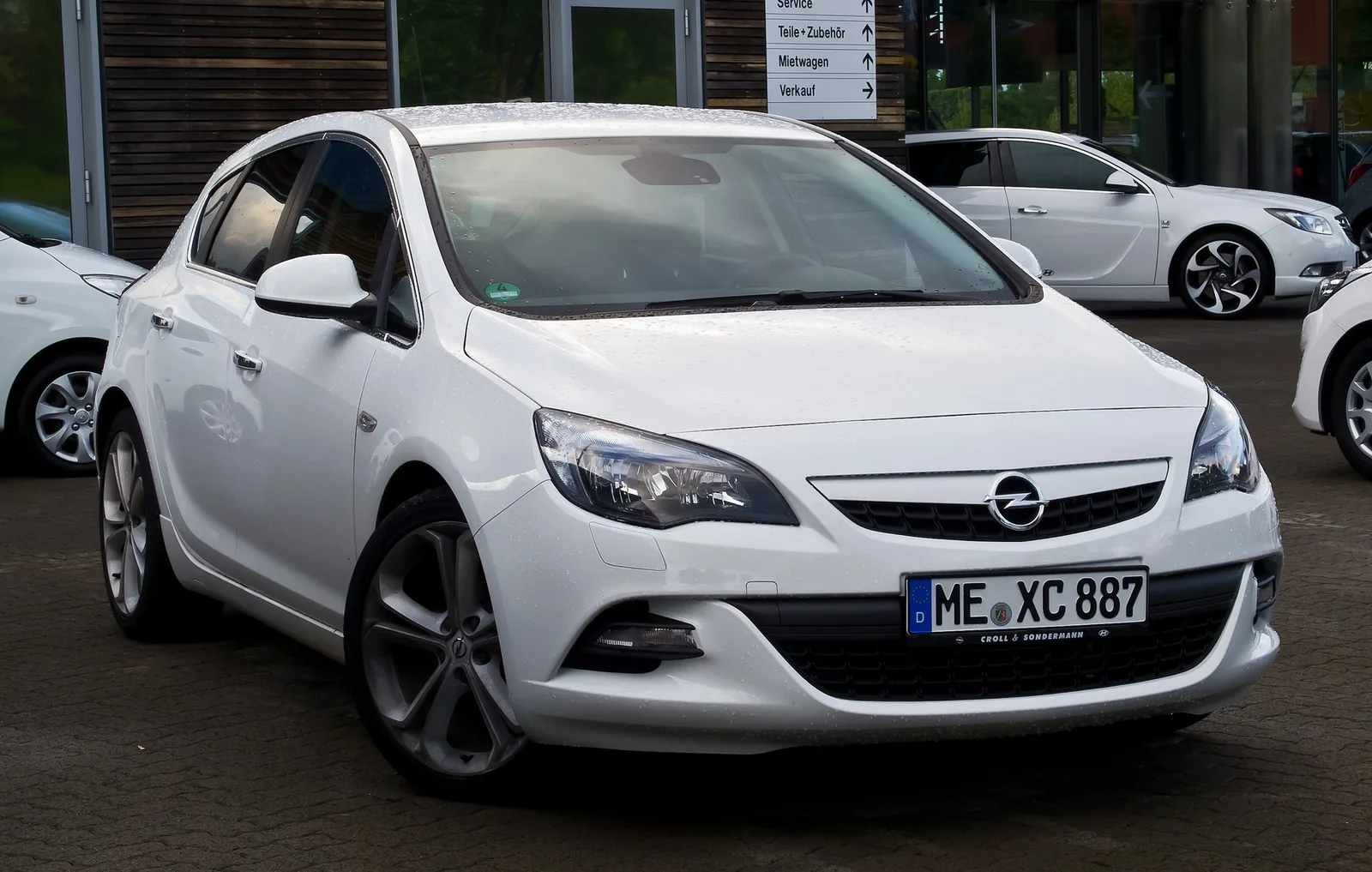 Opel Astra J — фотография автомобиля