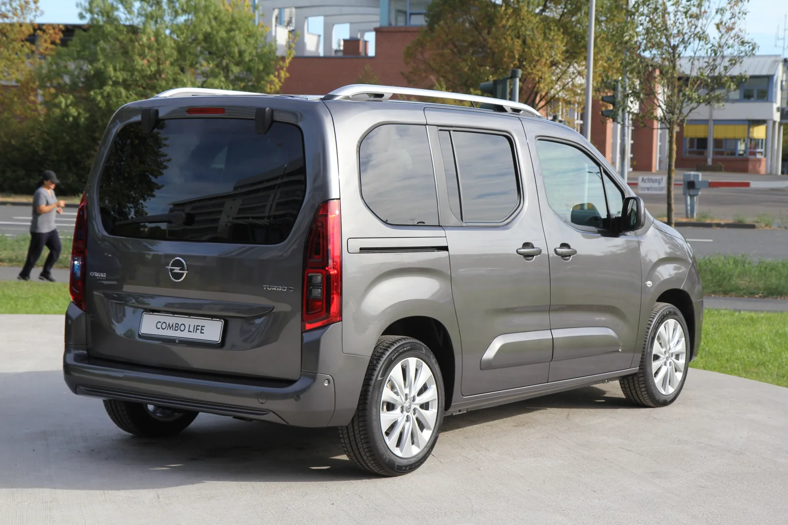 Opel Combo Life поколения E, вид сзади