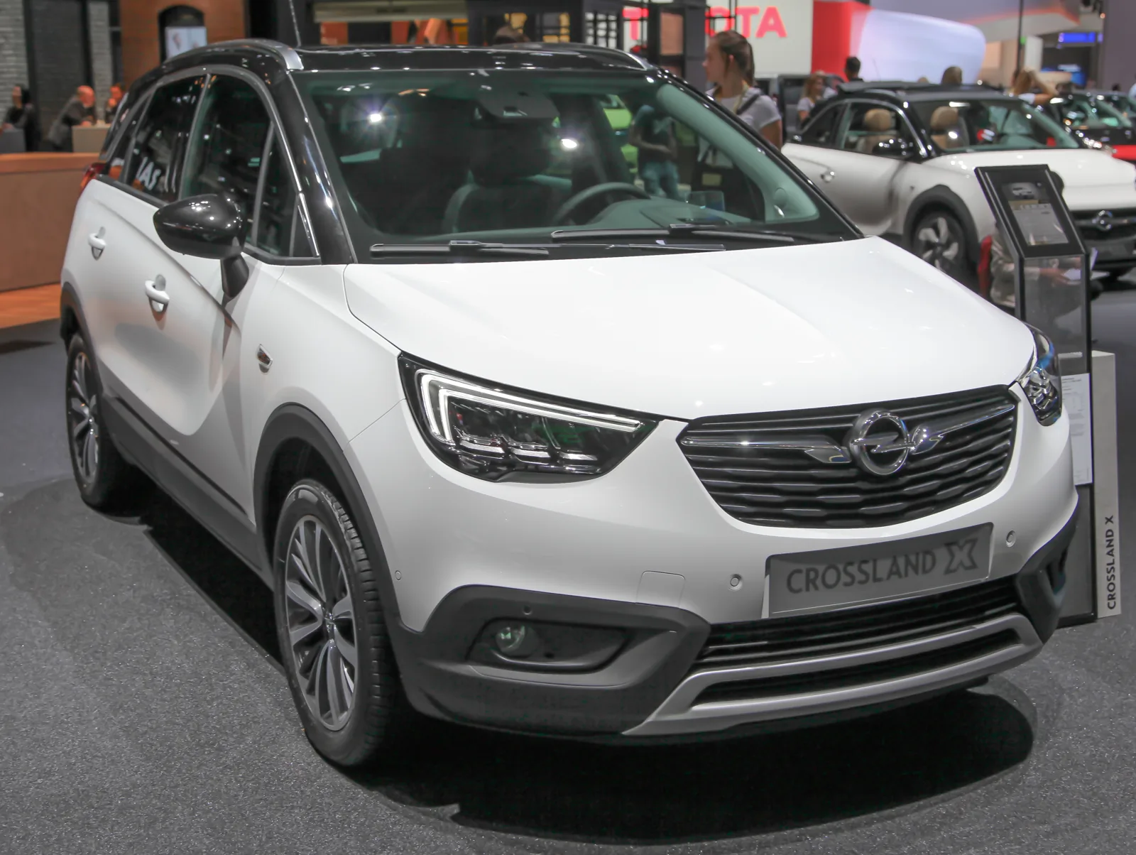 Opel Crossland X до рестайлинга, вид спереди