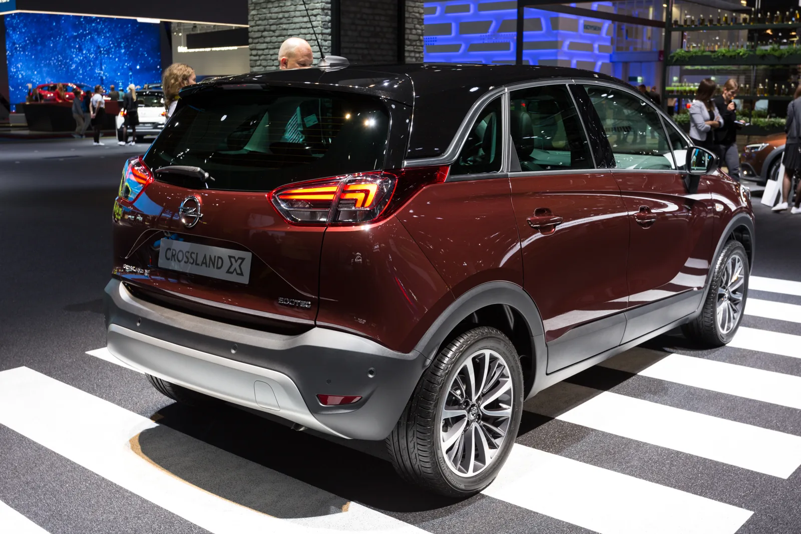 Красный Opel Crossland X на выставке IAA 2017
