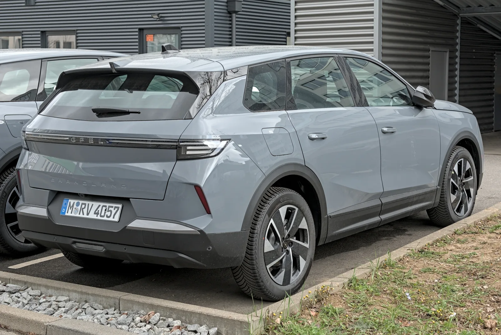 Серый Opel Grandland B, вид сзади
