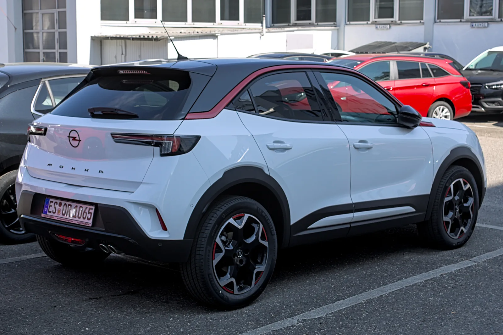 Opel Mokka B с контрастной крышей, вид сзади