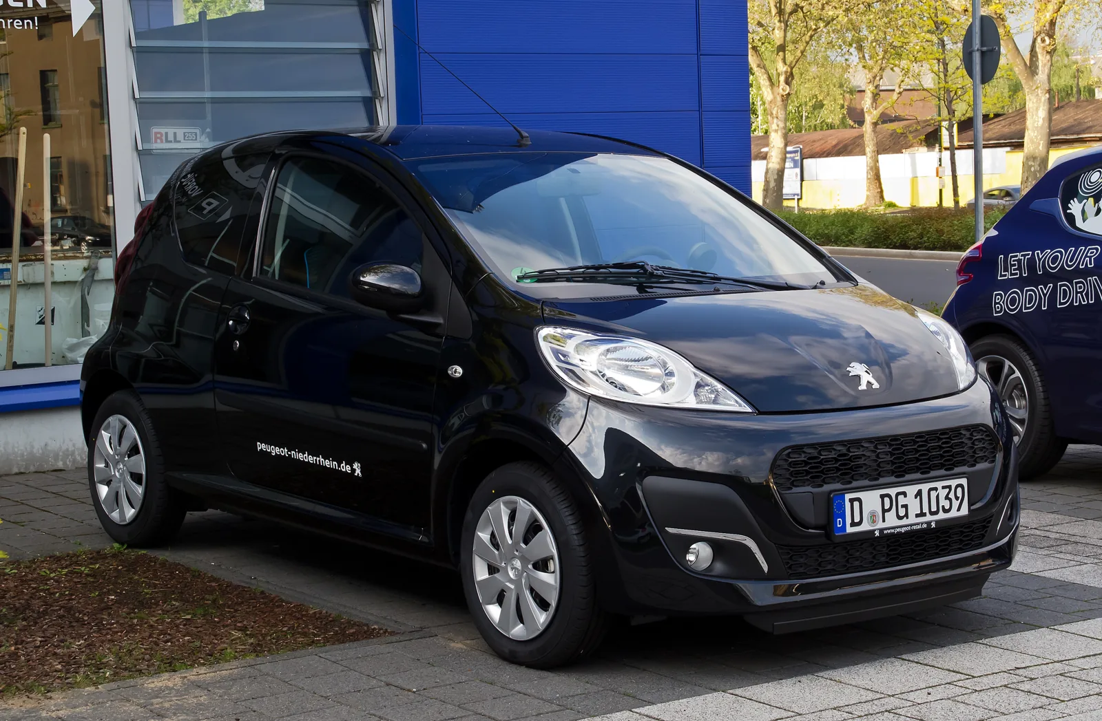 Peugeot 107 после обновления 2012 года, вид спереди