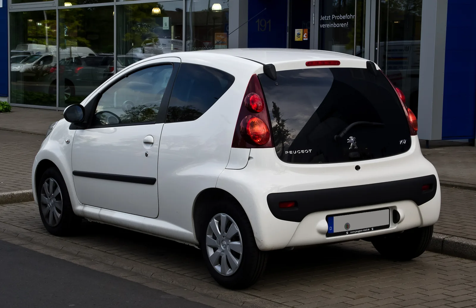 Трёхдверный Peugeot 107, вид сзади