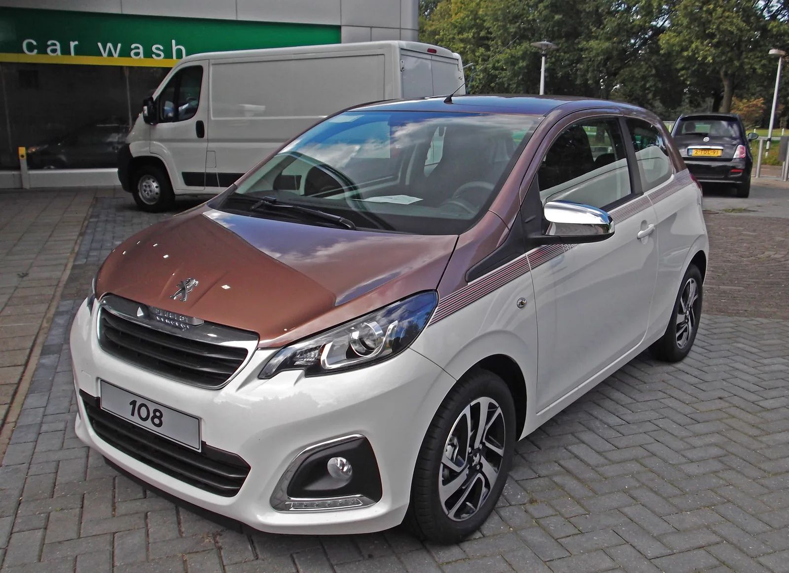 Трёхдверный Peugeot 108 первого года выпуска
