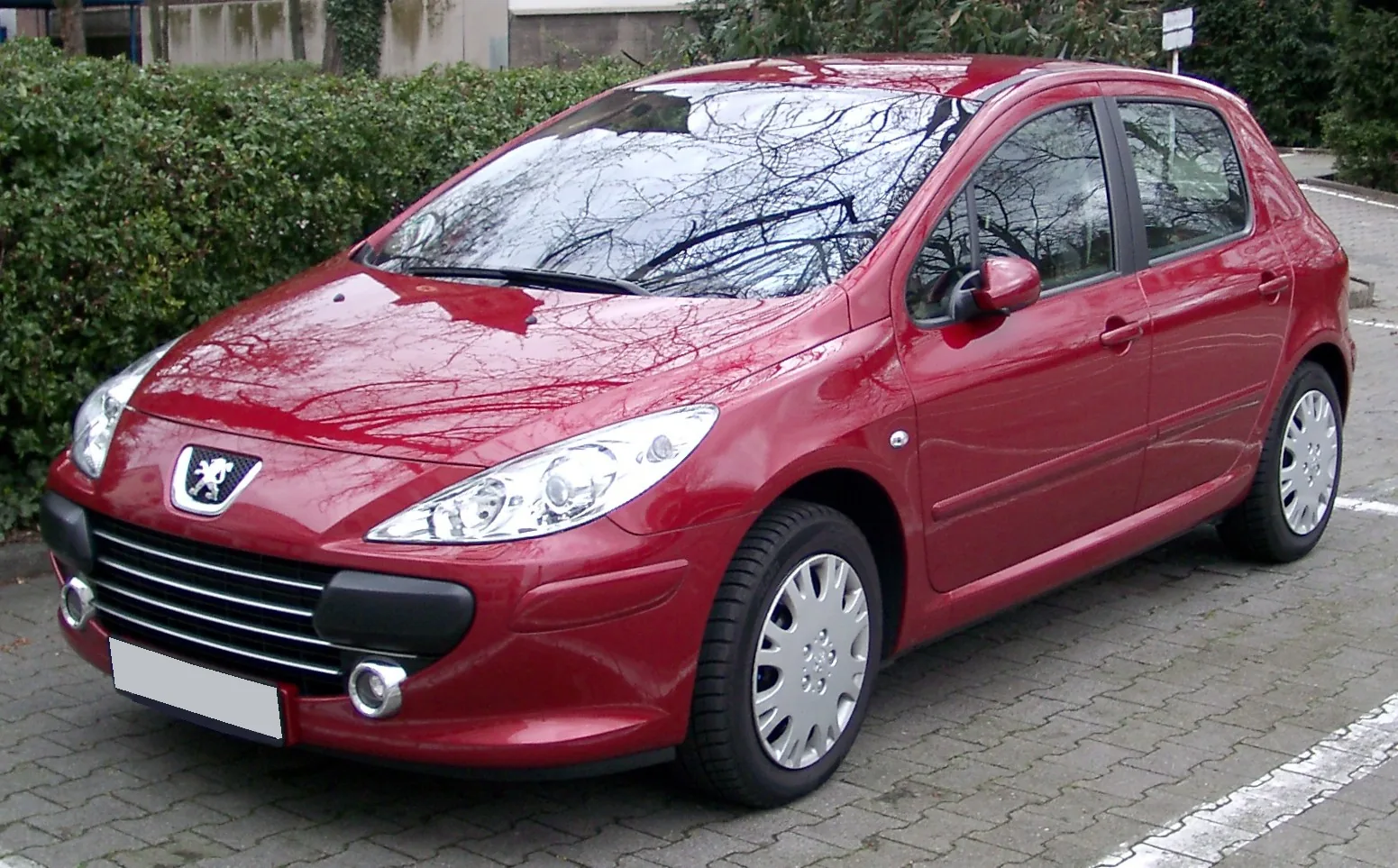 Обновлённый пятидверный Peugeot 307, вид спереди