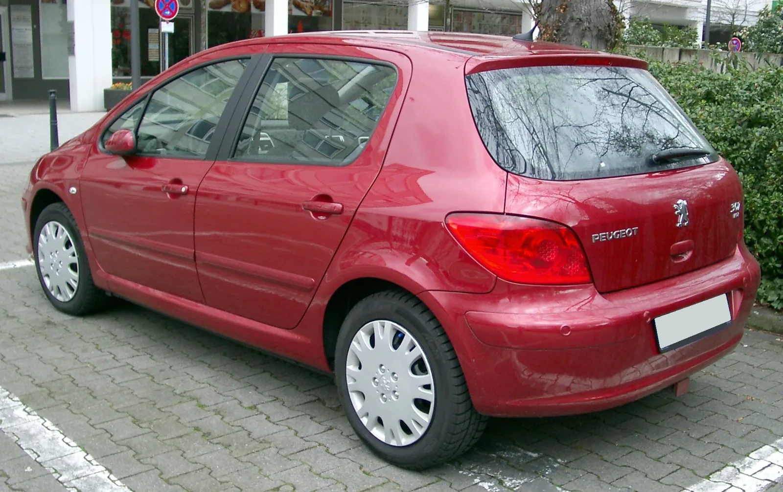 Пятидверный Peugeot 307 после рестайлинга, вид сзади