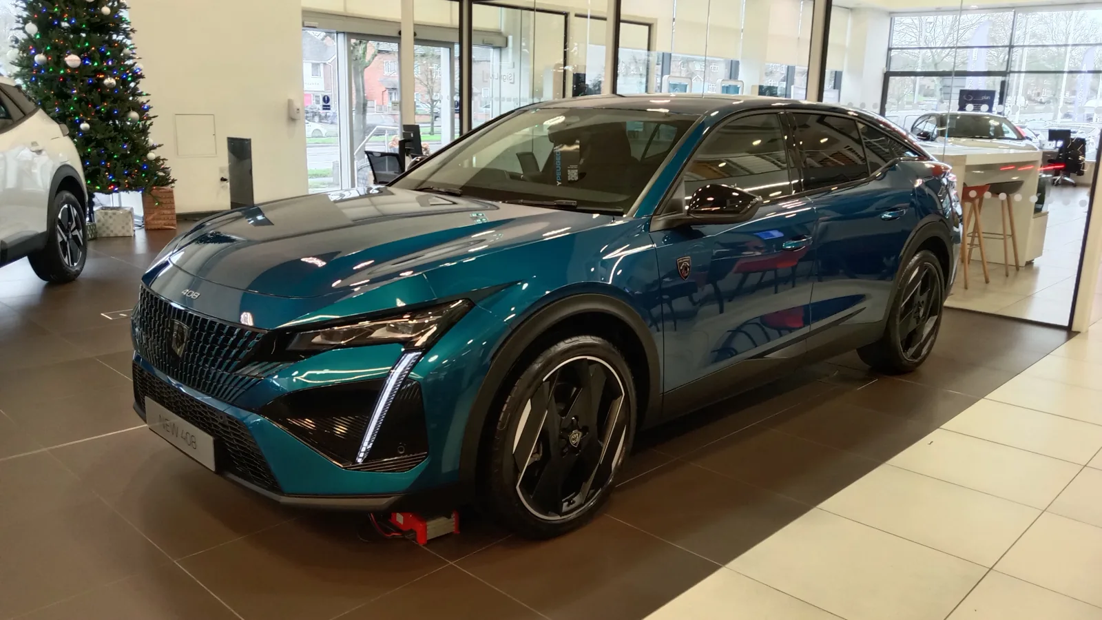 Европейский Peugeot 408 Fastback в британском автосалоне