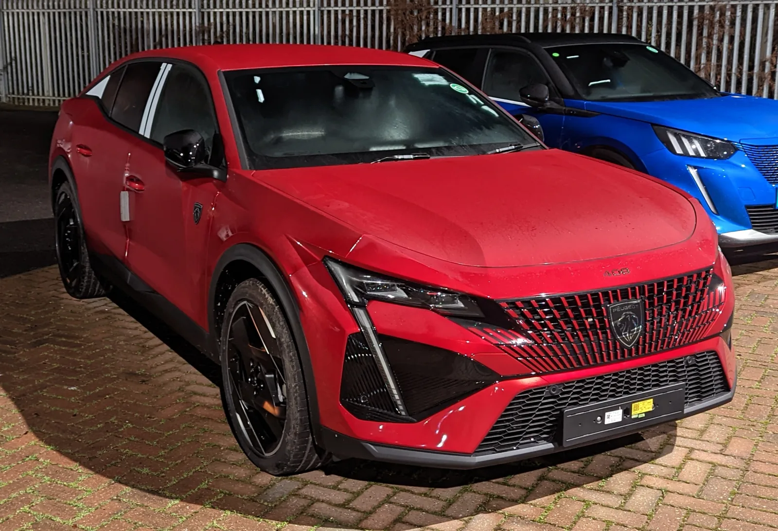 Красный Peugeot 408 Fastback 2023 года