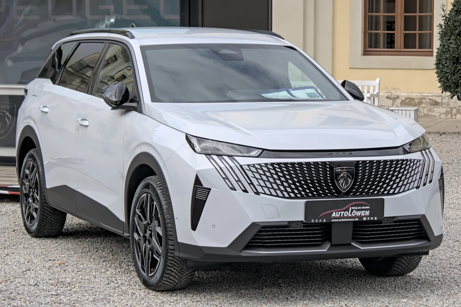 Peugeot 5008 третьего поколения на выставке в 2024 году
