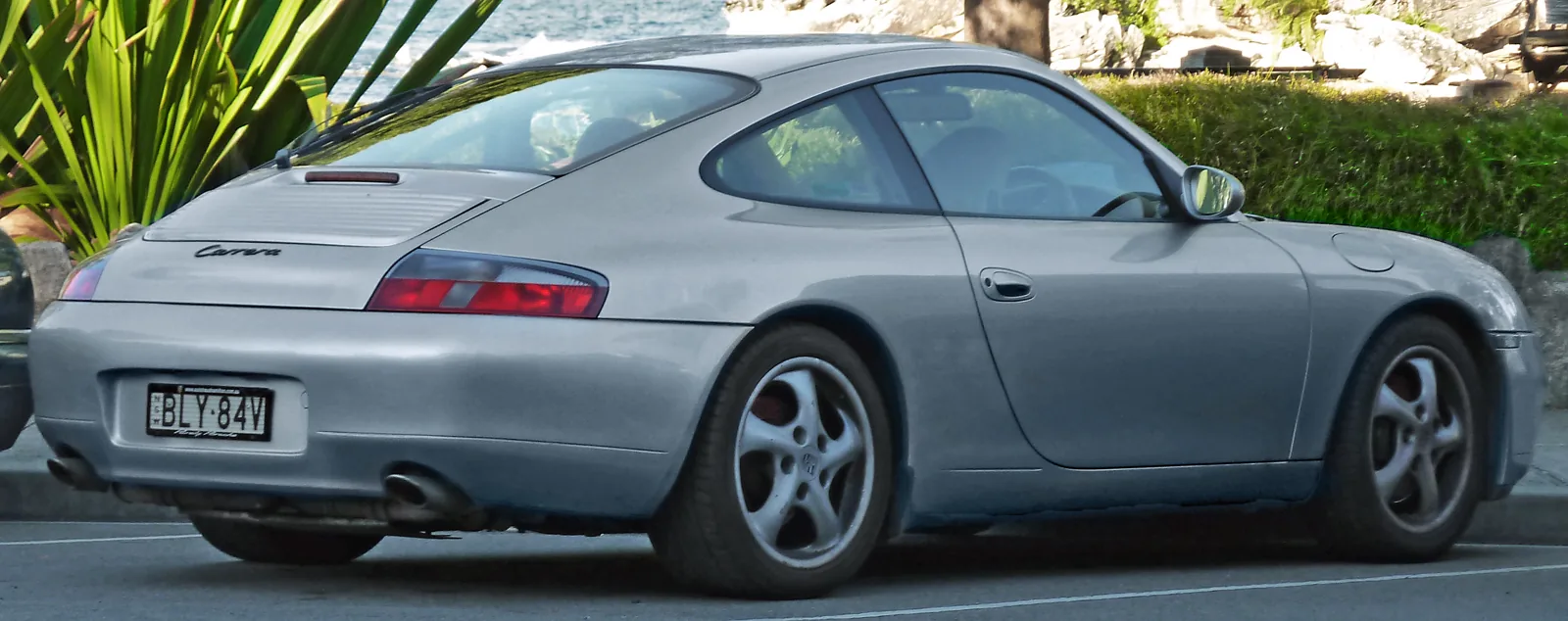 Ранний Porsche 911 Carrera 996 1999 года, вид сзади