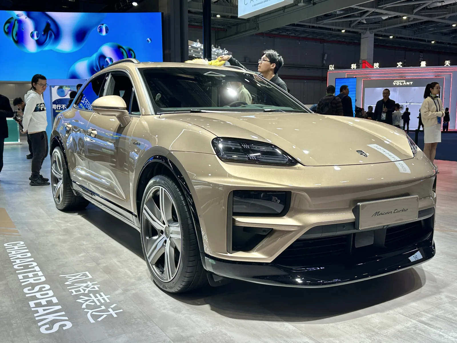Электрический Porsche Macan Turbo, вид спереди