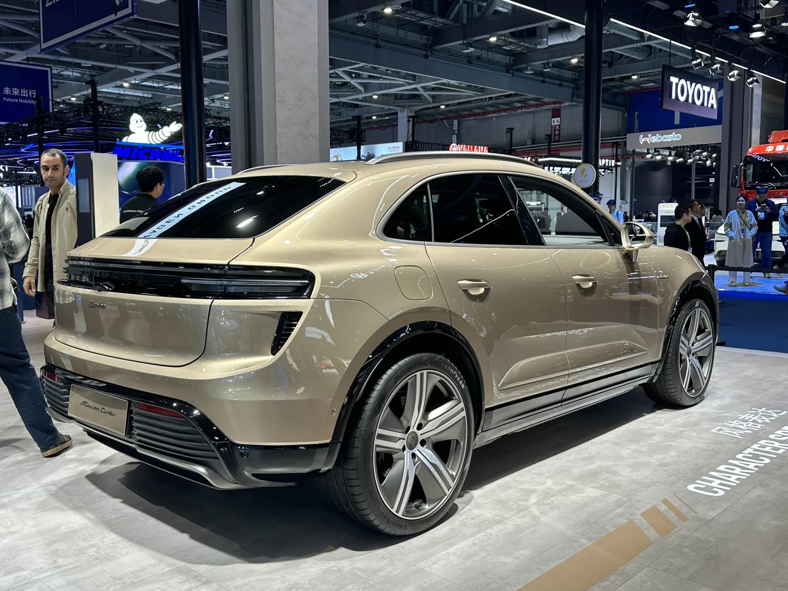 Электрический Porsche Macan Turbo, вид сзади