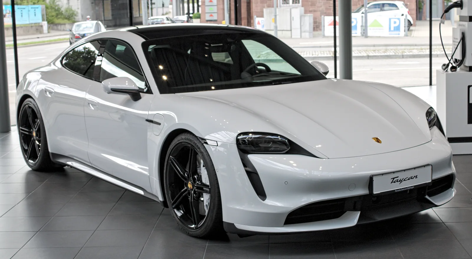 Porsche Taycan Turbo первого поколения, вид спереди
