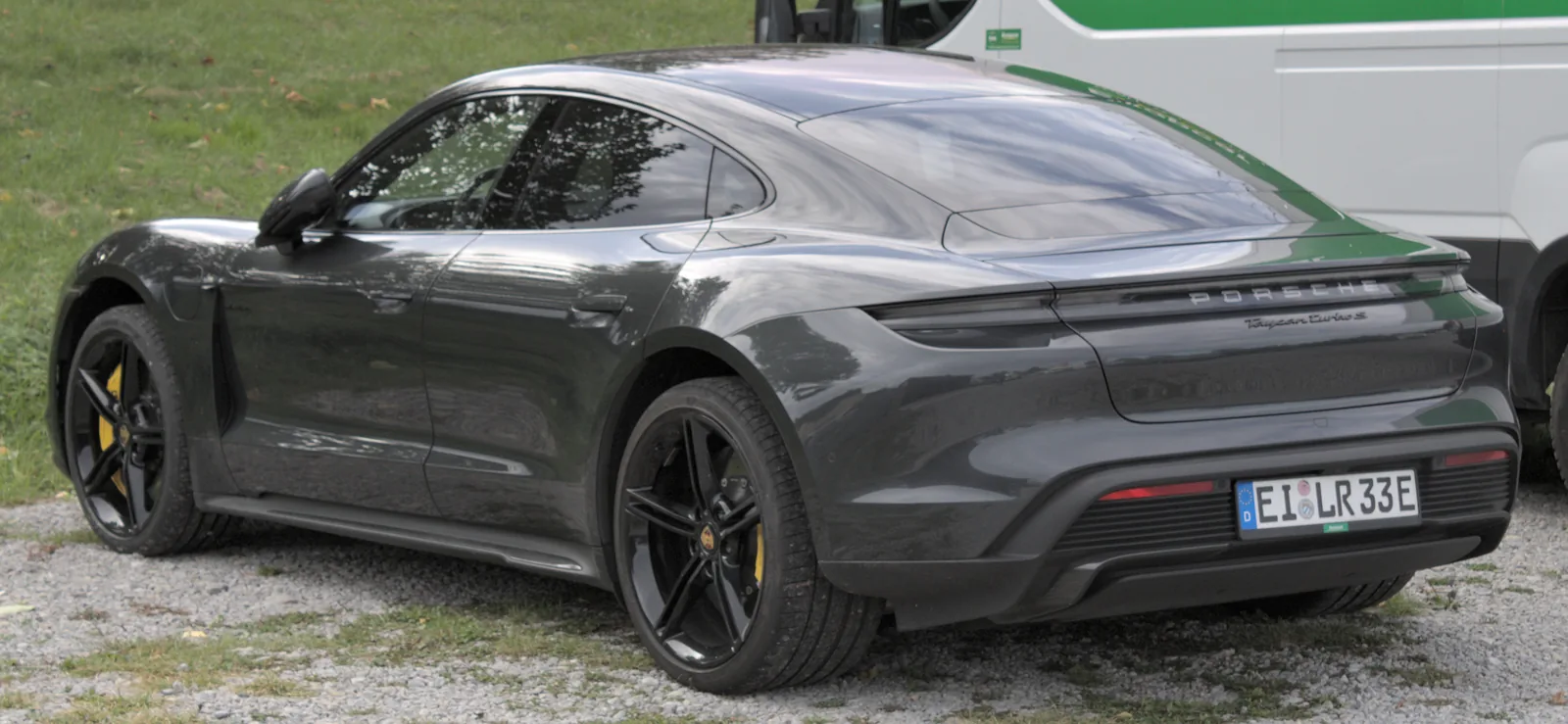 Porsche Taycan Turbo S первого поколения, вид сзади