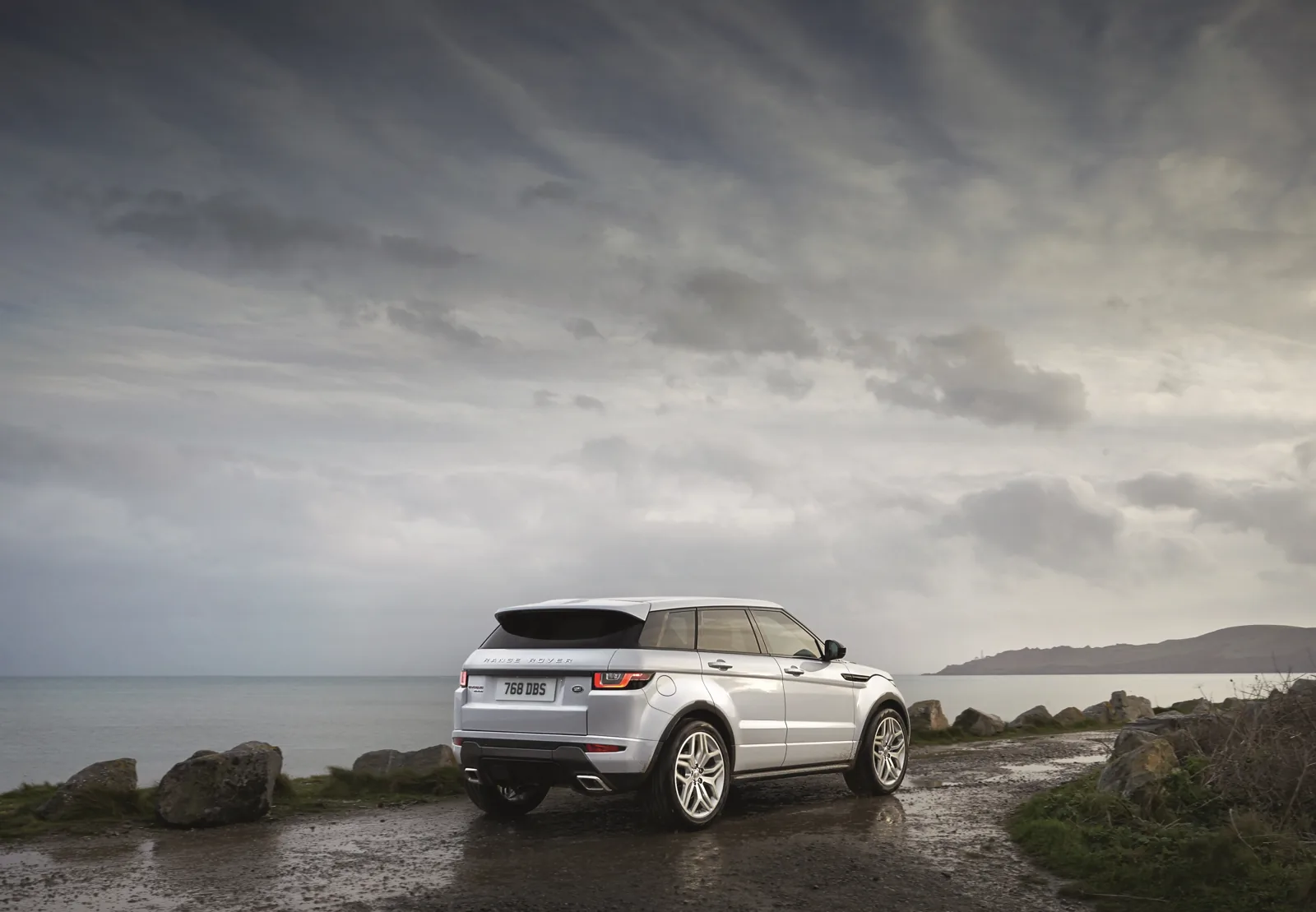 Пятидверный Range Rover Evoque MY2016, вид сзади
