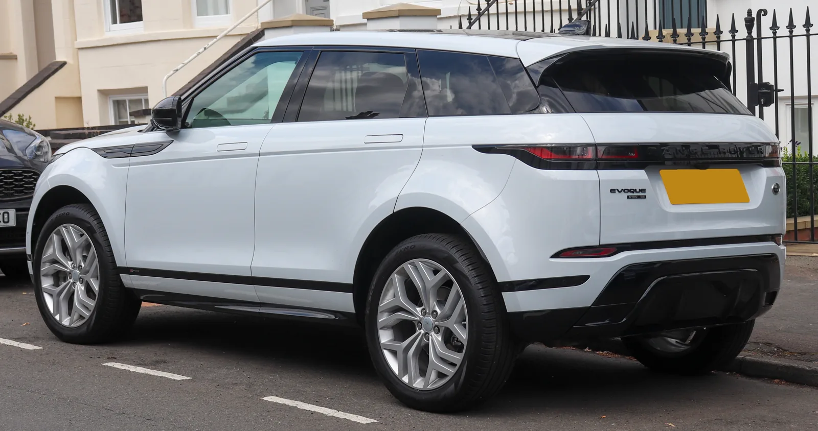 Range Rover Evoque L551, вид сзади
