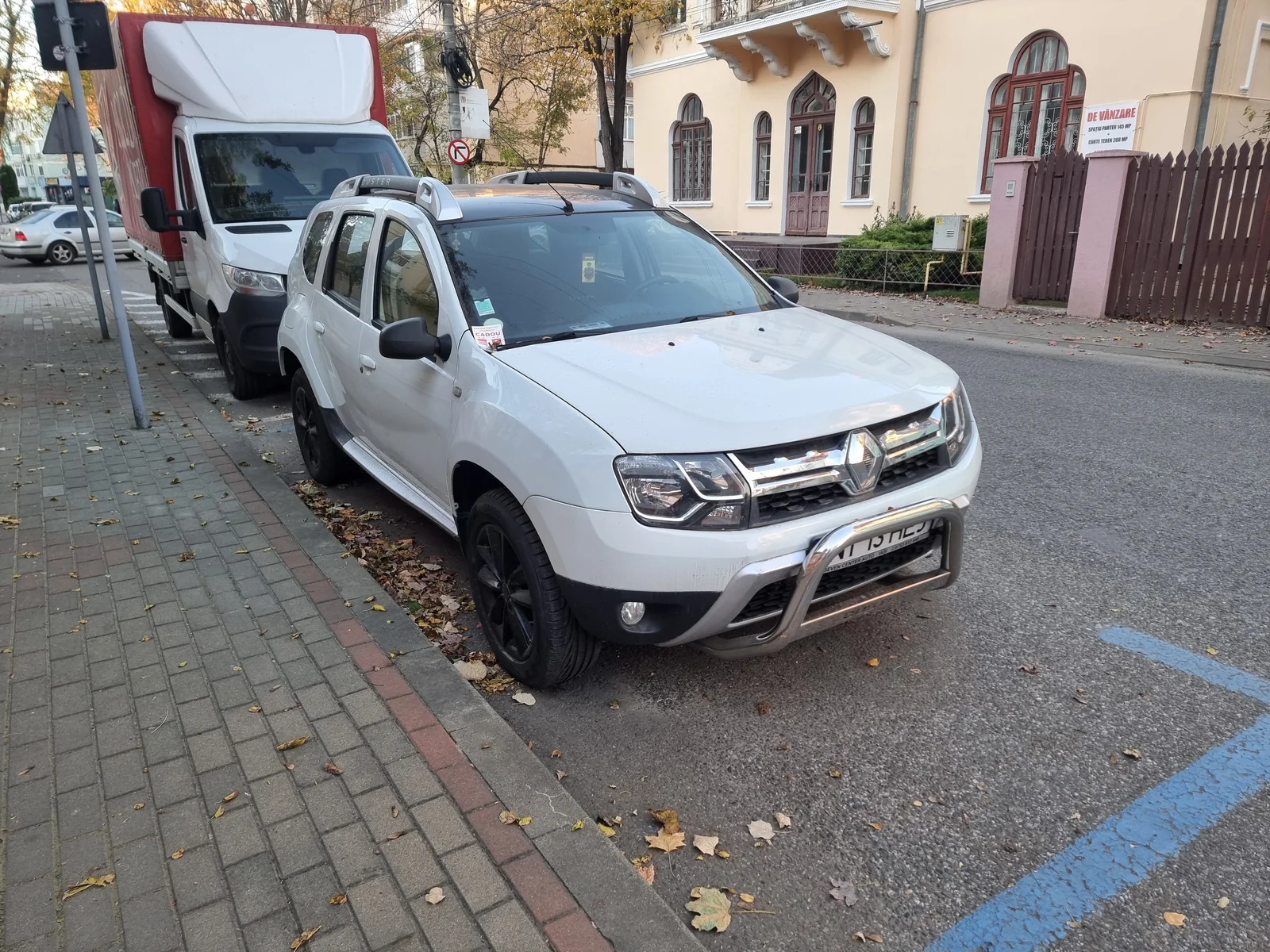 Белый Renault Duster первого поколения с передней защитной дугой: вид спереди и сбоку