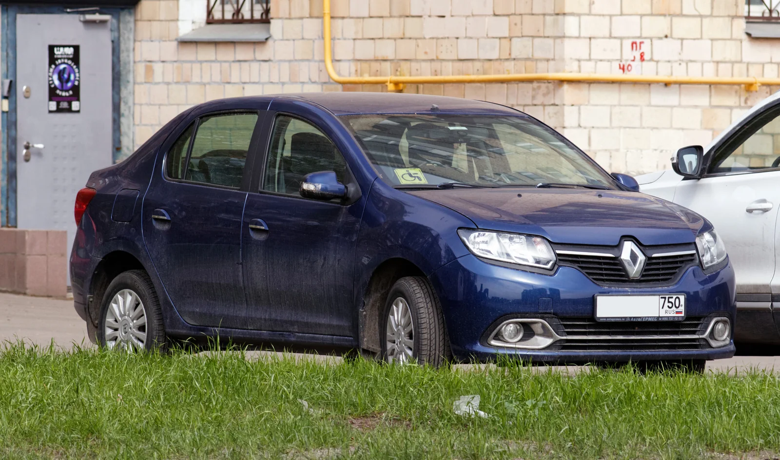 Синий Renault Logan второго поколения: вид спереди и сбоку
