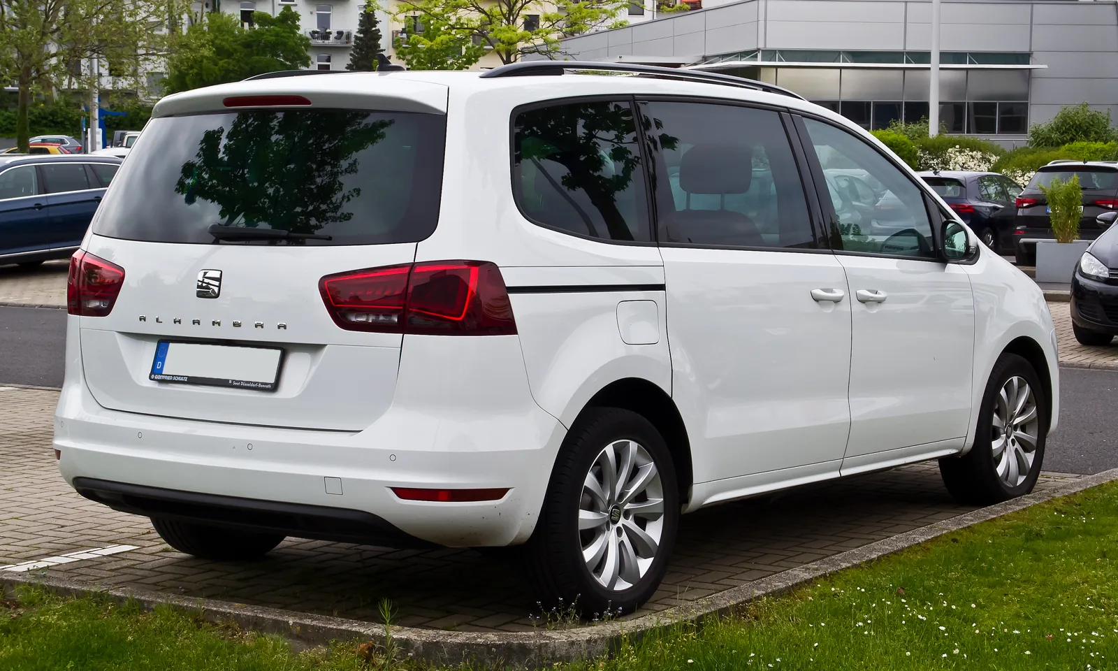 Обновлённый Seat Alhambra II, вид сзади