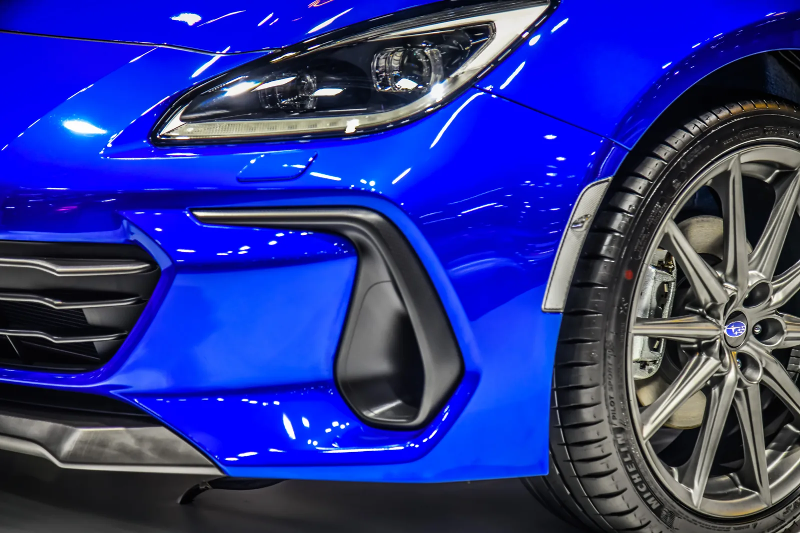 Фара и переднее колесо Subaru BRZ ZD8