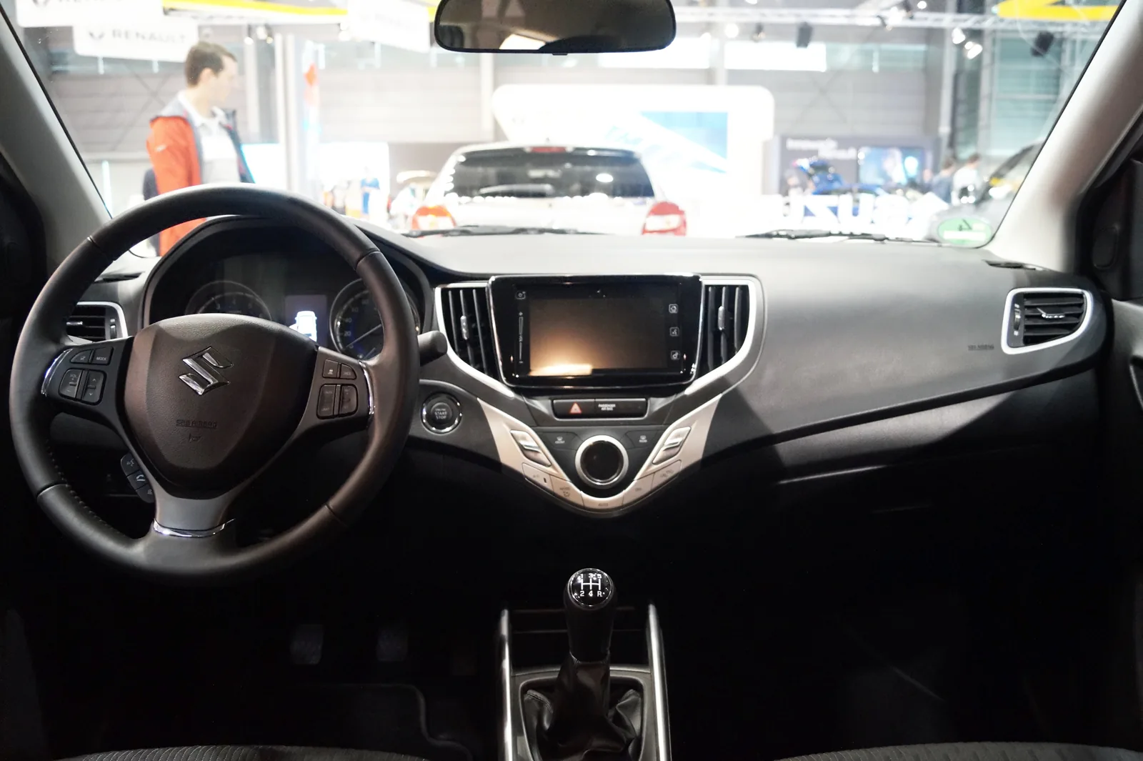 Леворульный салон Suzuki Baleno с механической коробкой