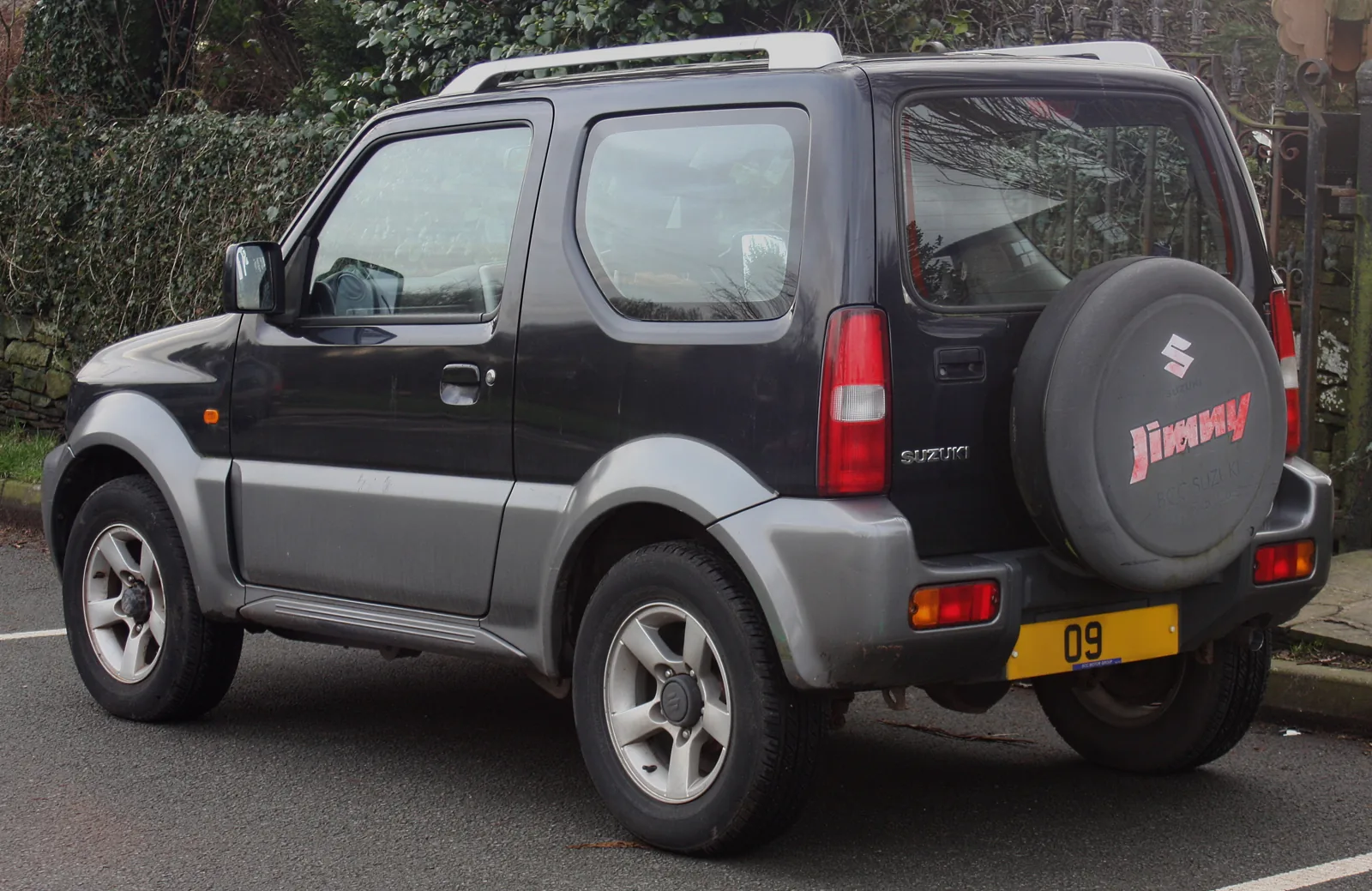 Suzuki Jimny JLX+ с закрытым кузовом, вид сзади
