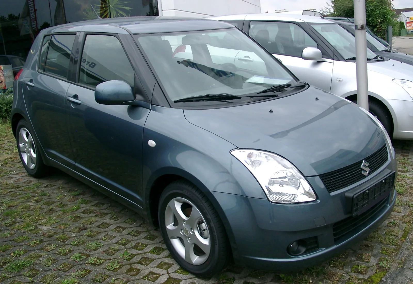 Ранний пятидверный Suzuki Swift MZ/EZ, вид спереди