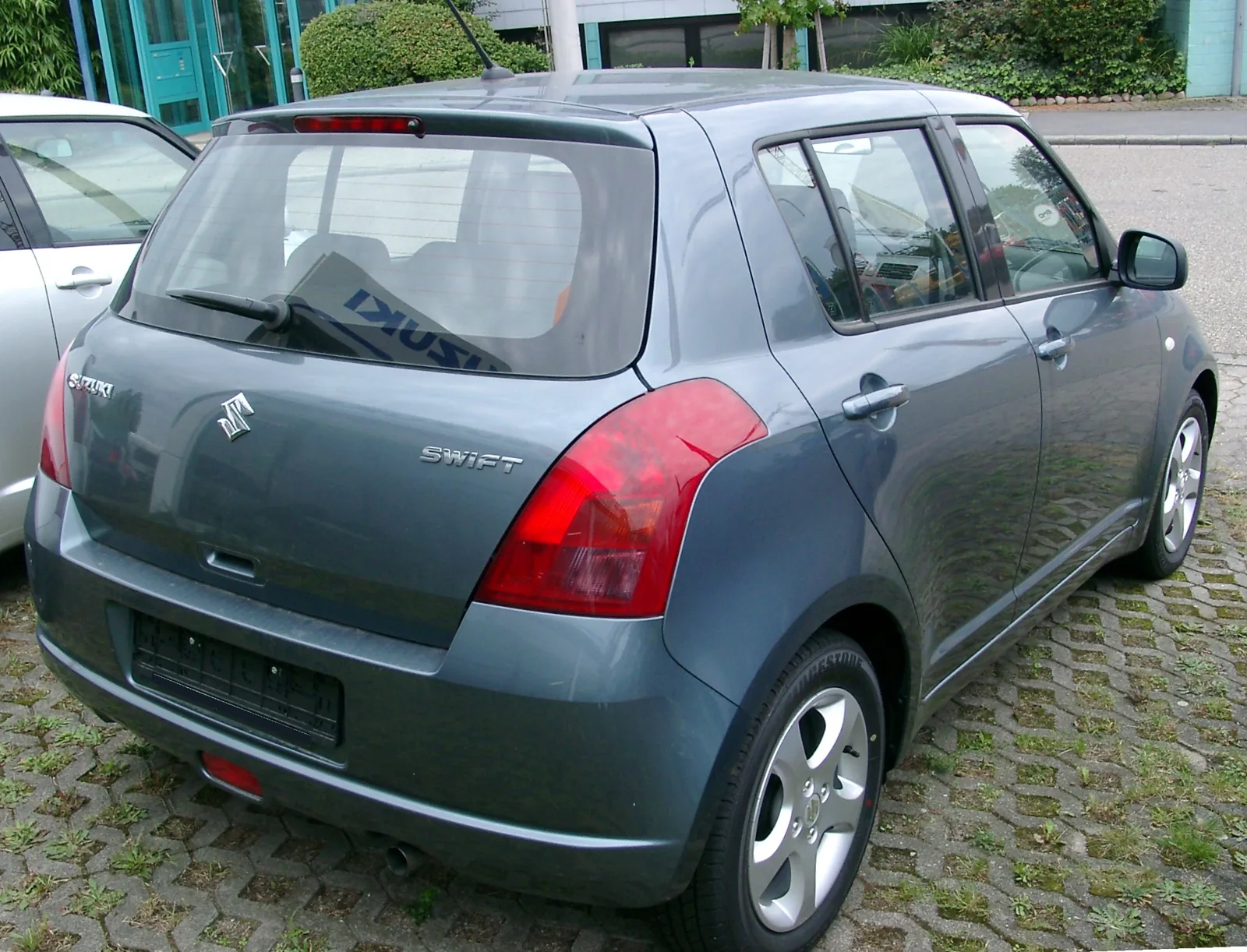 Ранний Suzuki Swift MZ/EZ, вид сзади