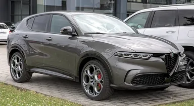 Серийный Alfa Romeo Tonale, вид спереди