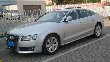 Серебристый Audi A5 Sportback первого поколения
