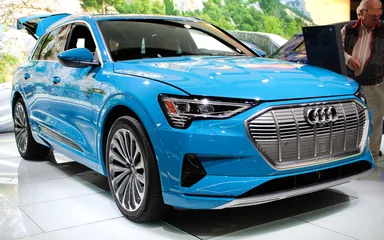 Audi e-tron — фотография автомобиля
