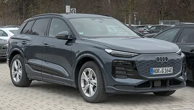 Audi Q6 e-tron SUV, вид спереди