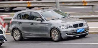 Пятидверный BMW 1 Series E87, вид сбоку спереди