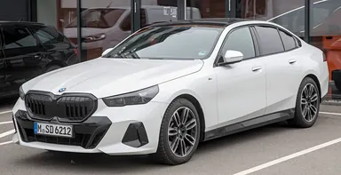 Белый седан BMW 520i G60