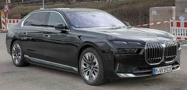 BMW 750e G70, вид спереди