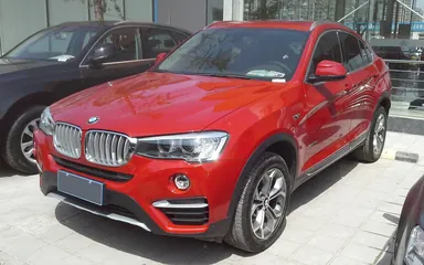 Красный BMW X4 F26, вид спереди